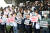 충북의대 교수·전공의·학생 등 200여명이 지난달 29일 오후 정원 규모를 결정할 것으로 알려진 교무회의가 열리는 충북대학교 대학본부 앞에서 증원 반대 시위를 하고 있다. 연합뉴스