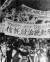 1945년 12월 '신탁통치 결사반대'를 외치고 있는 우익 시위대의 모습. '매국노 (여운형의) 인민당 박살'이 적힌 플래카드도 보인다. 중앙포토