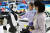 지난달 15일 중국 하이난성 하이커우에서 열린 제4회 중국국제소비재박람회(CICPE)에서 한 어린이가 인공지능 로봇을 만져보고 있다. 신화=연합뉴스