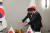 지난해 11월 16일 아시아태평양경제협력체(APEC) 정상회의 참석차 미국을 방문한 윤석열 대통령이 샌프란시스코 한 호텔에서 열린 한일 정상회담에서 기념 촬영을 위해 기시다 후미오 일본 총리를 자리로 안내하고 있다. 연합뉴스
