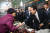 윤석열 대통령이 지난 2월 충남 서산 동부 전통시장을 방문해 상인들과 인사하고 있다. 대통령실 제공