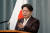 하야시 요시마사 일본 관방장관이 지난 2월 도쿄 총리 관저에서 기자회견을 하는 모습. AFP=연합뉴스