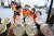 박건기 소방위(사진 왼쪽)가 8일 오전 서울 동작소방서에서 고3 딸 지안 양이 어버이 날을 맞아 보낸 커피차를 선물 받고 동료들에게 커피와 샌드위치를 나눠주고 있다. 뉴스1