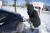 지난 1월 17일(현지시간) 북극한파가 덮쳤던 미국 미시건주 앤아버의 테슬라 충전소에서 한 운전자가 차를 충전하고 있다. AP=연합뉴스 
