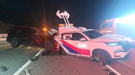 고속도로 사고 수습 현장 덮친 SUV…도로공사 직원 사망