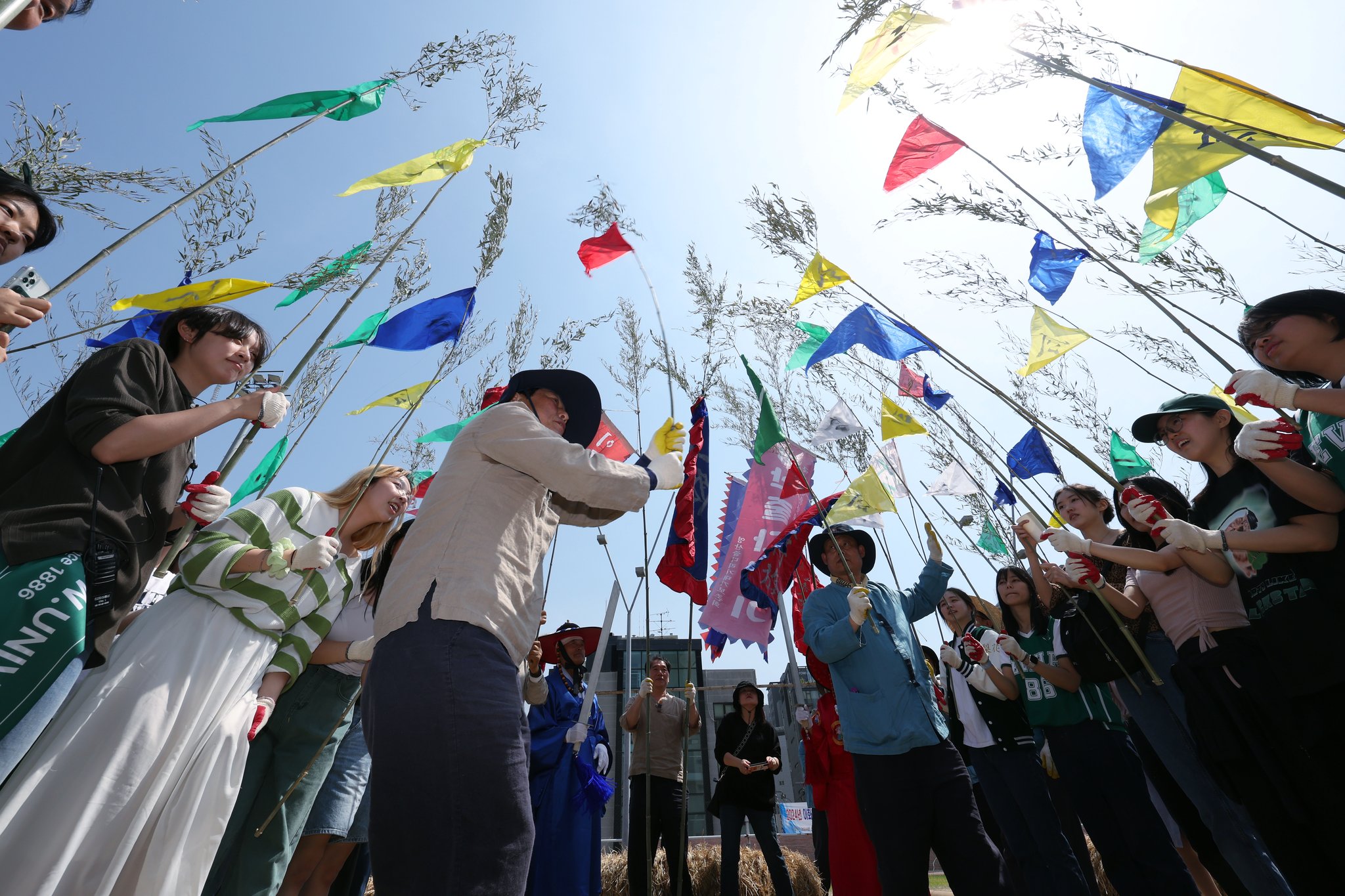 10일 서울 이화여자대학교에서 열린 영산줄다리기에 참석한 학생들이 양 진영으로 나눠 기싸움을 펼치는 진잡이놀이를 하고 있다. 뉴스1