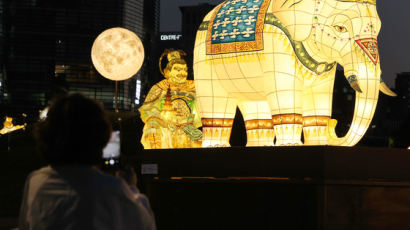 '부처님 오신날' 앞두고 서울 연등 행렬…내일은 '뉴진스님' 뜬다