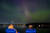 10일 밤 미국 워싱턴주 렌튼의 워싱턴 호수에서 오로라를 관측하는 모습. AP=연합뉴스