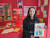 시각장애인 화가 김민솔(37)씨가 가장 애정하는 작품인 ‘장미’를 소개하는 모습. ‘장미빛 인생을 살 수 있다’는 의미를 담았다. 박종서 기자