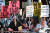 지난 10일(현지시간) 미국 워싱턴주 시애틀에서 조 바이든 대통령이 참석하는 선거자금 모금 행사장 밖에서 친팔레스타인 시위대가 시위를 벌이고 있다. AFP=연합뉴스
