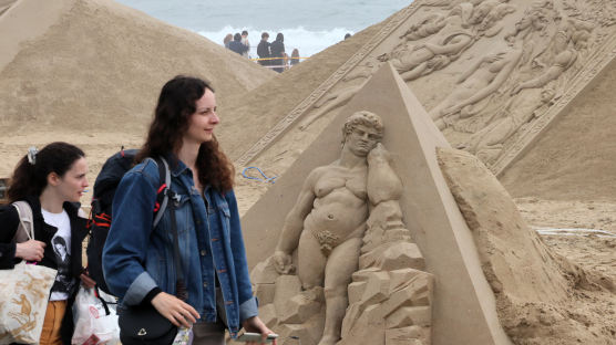 [포토타임] 해운대 백사장서 만나는 유명 미술작품...2024 해운대 모래축제 개막 임박