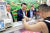 윤석열 대통령이 10일 오후 서울 서대문구 영천시장을 찾아 정육점에서 돼지고기를 구매하고 있다. 대통령실 제공