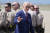 조 바이든 미국 대통령이 지난 10일 캘리포니아주 마운틴뷰의 모펫 필드에서 에어포스원을 타고 출발하며 손을 흔들고 있다. AP=연합뉴스 