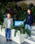 전상윤(왼쪽)·김지우 학생기자가 TV가 마치 꽃처럼 수풀이 우거진 정원에 배치된 백남준의 'TV 정원'을 살폈다. 