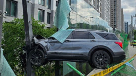 [사진] 강남서 방음벽에 차량 돌진 … 4명 부상