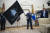 2020년 5월 15일 미국 워싱턴 DC 백악관 집무실에서 열린 우주군기 수여식에서 당시 도널드 트럼프(오른쪽) 대통령의 제스처에 맞춰 존 레이먼드(왼쪽) 우주군참모총과 로저 토버먼 주임원사가 우주군 깃발을 들어보이고 있다. AP=연합뉴스