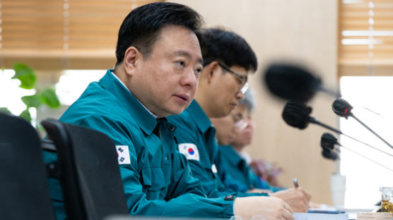 "2000명 근거 없다" "1만명 부족 논의" 의대증원 의∙정 자료 충돌
