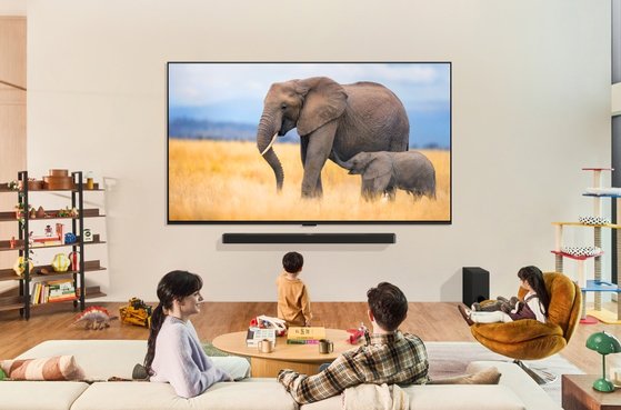  LG와 삼성이 올해도 공동 1위를 했다. LG TV(왼쪽)와 삼성 Neo QLED 8K.