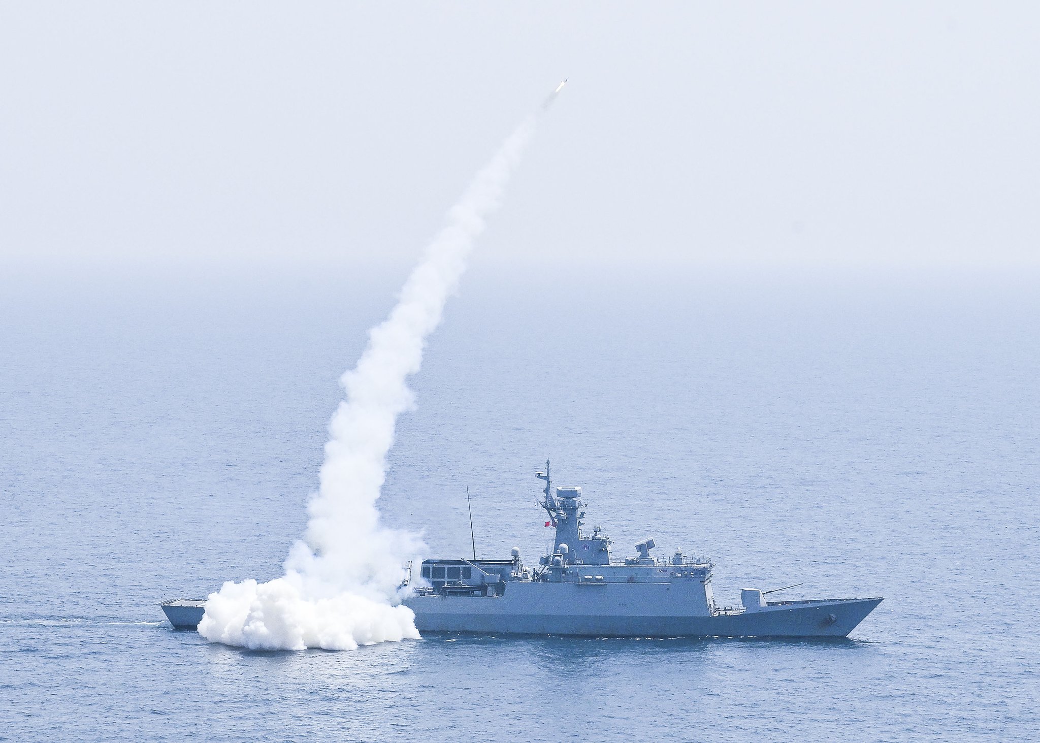 전북함(FFG-I)이 적 지상 도발 세력을 타격하는 상황을 가정해 해룡 전술함대지유도탄을 발사하고 있다. 사진 해군