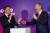 에마뉘엘 마크롱 프랑스 대통령이 13일 투자 계획을 발표하는 마이크로소프트의 브래드 스미스 부회장을 향해 박수를 치고 있다. 로이터=연합뉴스