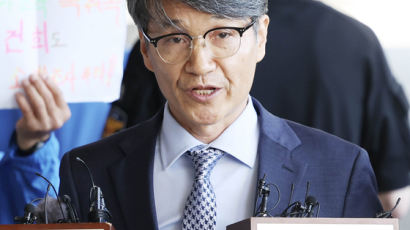 ‘김 여사에 명품백’ 최재영 목사, 검찰 출석…“이권개입 목격했다”