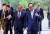 조 장관과 왕 위원이 13일 중국 베이징 댜오위타이 국빈관에서 산책하는 모습. 외교부.