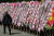 4월 17일 오전 국회 헌정회관 앞에 국민의힘 한동훈 전 비상대책위원장을 응원하는 화환이 놓여있다. 연합뉴스