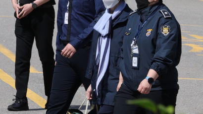 尹장모, 구속 299일만에 가석방…취재진 질문엔 침묵 지켰다