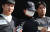 ‘교제 살인’ 의대생 최모(25)씨가 14일 오전 서울 서초구 서초경찰서에서 검찰로 구속송치되고 있다. 뉴스1