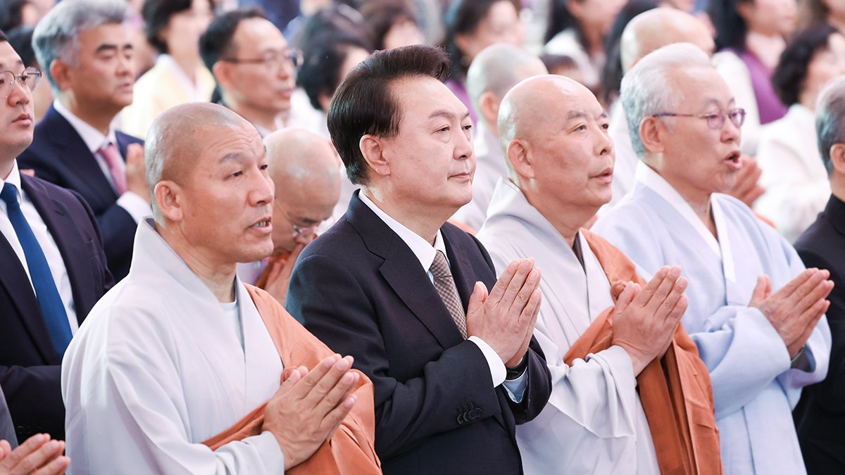 윤 대통령이 15일 부처님오신날 봉축법요식에서 합장하고 있다. 대통령실통신사진기자단