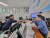 지하철 운행 중 졸음방지용 껌을 지급받고 있는 서울교통공사 임직원들. 서울교통공사는 올해 껌값으로 7400만원의 예산을 책정해 놓았다. 사진 서울교통공사