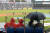 비가 내리는 15일 오후 서울 송파구 잠실야구장에서 열린 프로야구 '2024 신한 SOL 뱅크 KBO리그' 키움 히어로즈와 LG 트윈스의 경기를 찾은 야구팬들이 우의와 우산 등으로 비를 막고 있다. 뉴스1