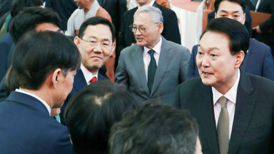 "반갑습니다" 조국과 악수한 尹…5년 만에 공식 석상 첫 대면