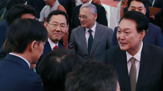 "반갑습니다" 조국과 악수한 尹…5년 만에 공식 석상 첫 대면