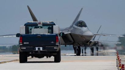 [사진] ‘세계 최강 전투기’ 미 F-22 한국 전개 … 연합훈련 가능성