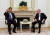 시진핑 중국 국가주석(왼쪽)이 2023년 3월 20일 러시아 모스크바 크렘린에서 열린 회담에서 블라디미르 푸틴 러시아 대통령과 대화하는 동안 손짓을 하고 있다. AP=연합뉴스