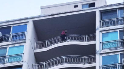 "사람 떨어지려 한다"…15층 발코니 매달린 치매 여성 극적 구조