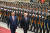 16일 오전 블라디미르 푸틴(오른쪽) 러시아 대통령과 시진핑(왼쪽) 중국 국가주석이 베이징 인민대회당 동문 광장에서 3군의장대를 사열하고 있다. 타스=연합뉴스