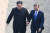 문재인 대통령과 북한 김정은 국무위원장이 2018년 4월 27일 오전 판문점 군사분계선 북측으로 넘어갔다가 다시 남측으로 넘어오고 있다. 연합뉴스