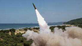[포토타임] 북한, '새 유도기술' 탄도미사일 시험 사격 장면 공개
