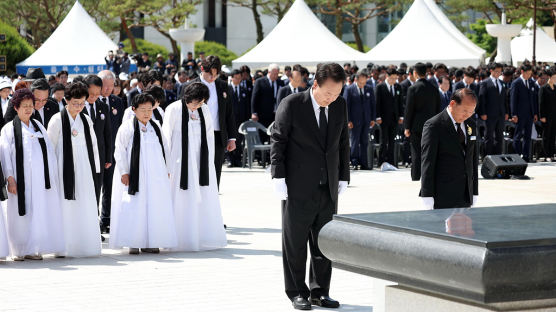 [포토타임] 5·18민주화운동 기념식 참석해 묵념하는 윤석열 대통령