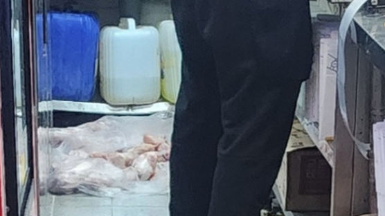 바닥에 널브러진 생닭들…치킨 프랜차이즈 위생 상태 '충격'