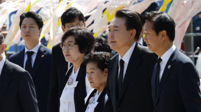 尹, 5·18 민주화운동 기념식 참석…유가족·후손과 입장
