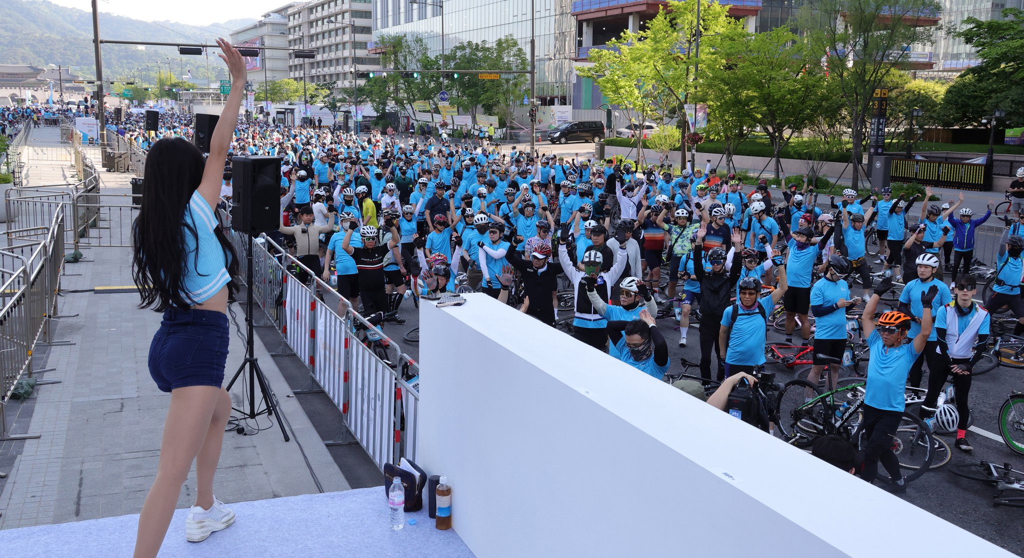 19일 오전 광화문광장에서 열린 2024 서울 자전거대행진 출발에 앞서 참가자들이 엘지트윈스 치어리더와 함께 몸을 풀고 있다. 강정현 기자