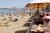 스페인령 카나리아 제도의 한 해변에서 휴식을 취하고 있는 관광객들의 모습. 로이터=연합뉴스
