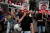 지난달 17일(현지시간) 그리스 아테네에서 시위가 열린 모습. AP=연합뉴스 