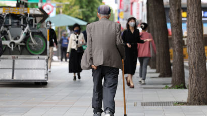 늙어가는 한국..."2045년이면 정부부채가 GDP 규모 추월"
