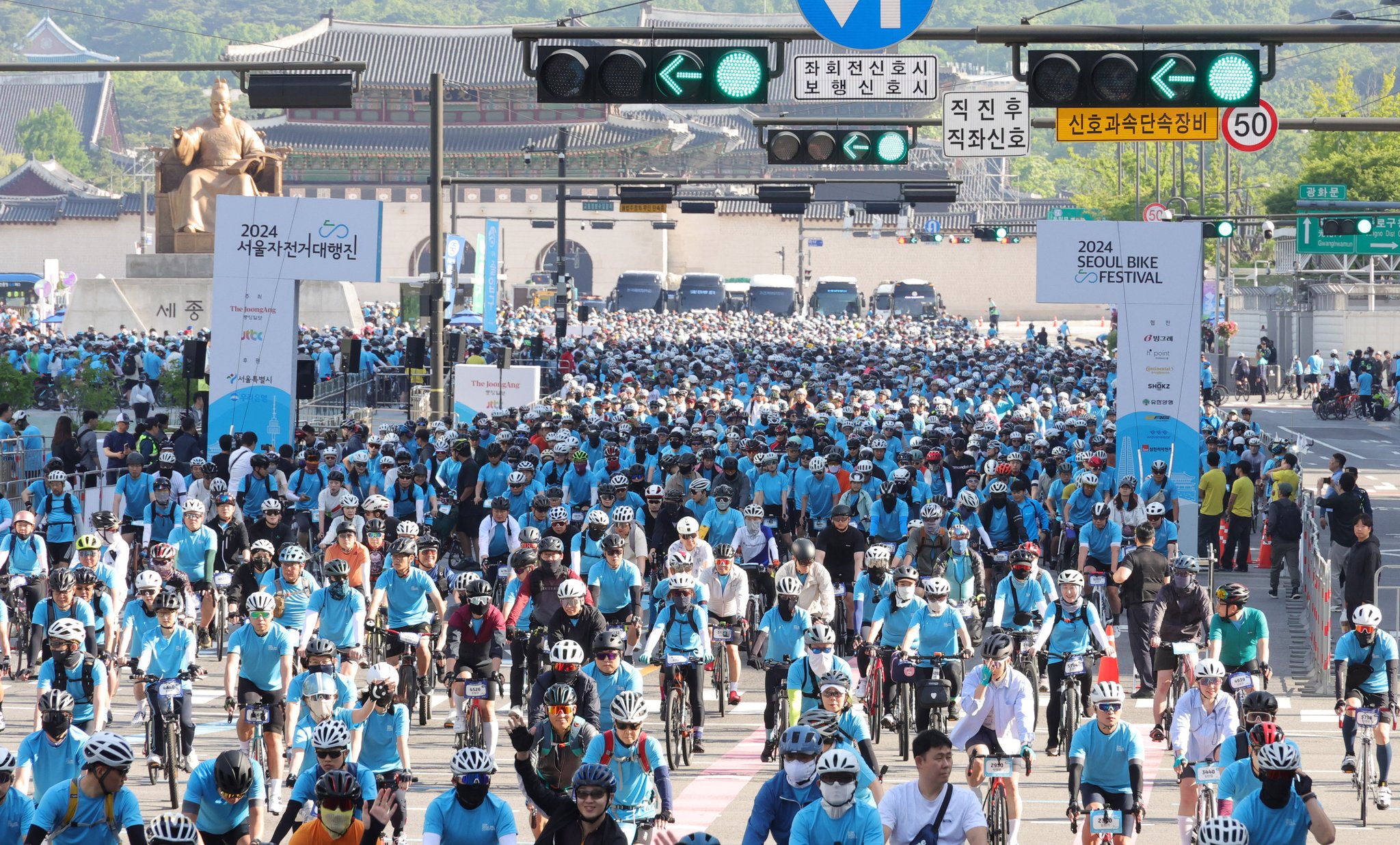 2024 서울 자전거대행진이 열린 19일 오전 참가자들이 광화문광장을 출발하고 있다. 강정현 기자