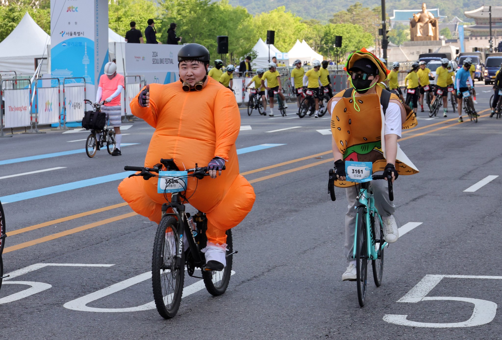 2024 서울 자전거대행진이 열린 19일 오전 참가자들이 광화문광장을 출발하고 있다. 강정현 기자