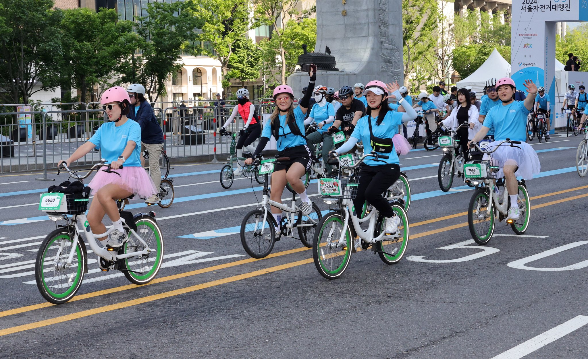 2024 서울 자전거대행진이 열린 19일 오전 참가자들이 광화문광장을 출발하고 있다. 강정현 기자 